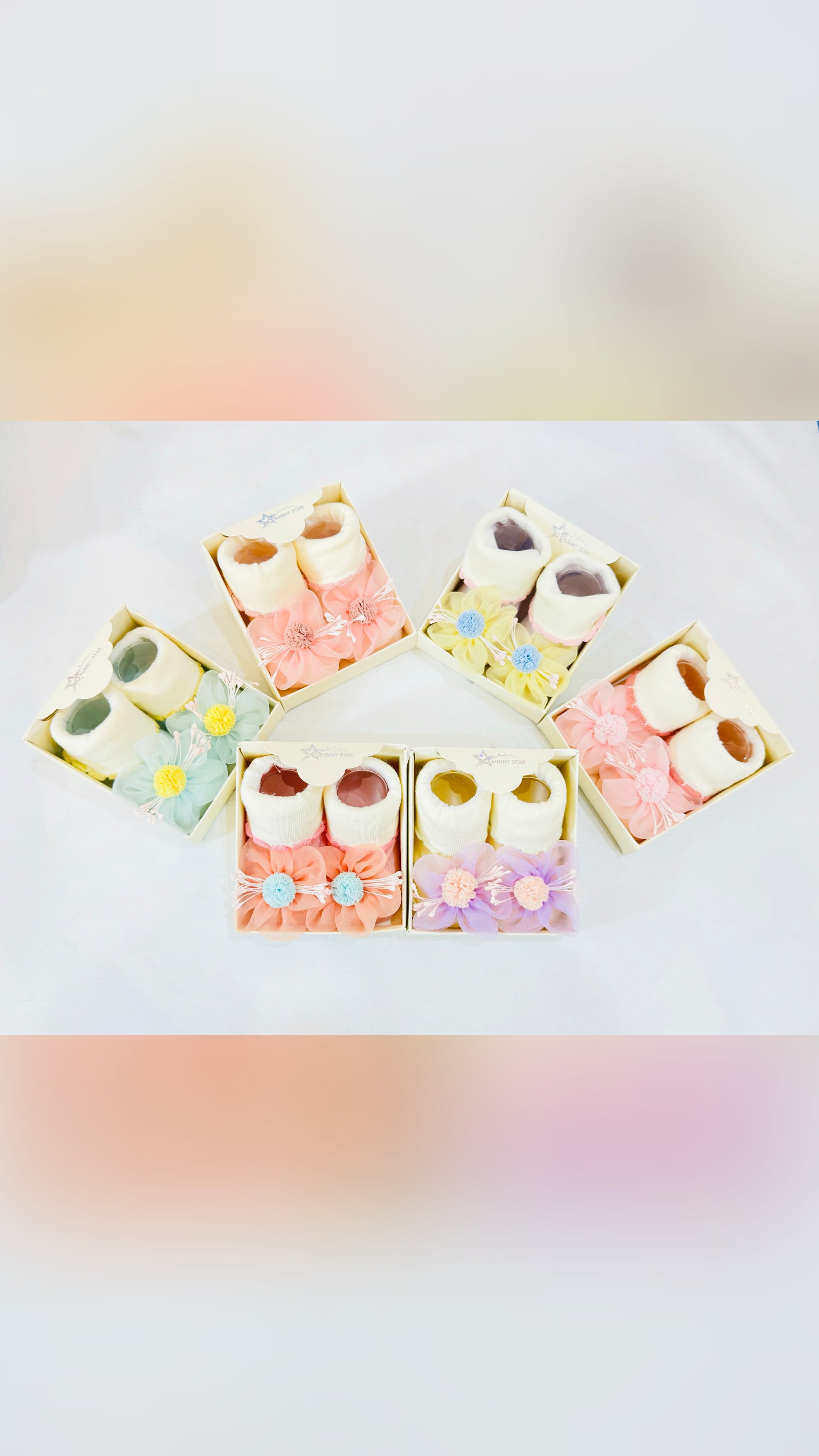 š¶ Imported Baby Fancy Booties Collection ā keep those tiny feet stylish and comfy!
šØ Available in beautiful colors with adorable floral accents.
⨠Size range: 0-12 months, perfect for newborns and infants.