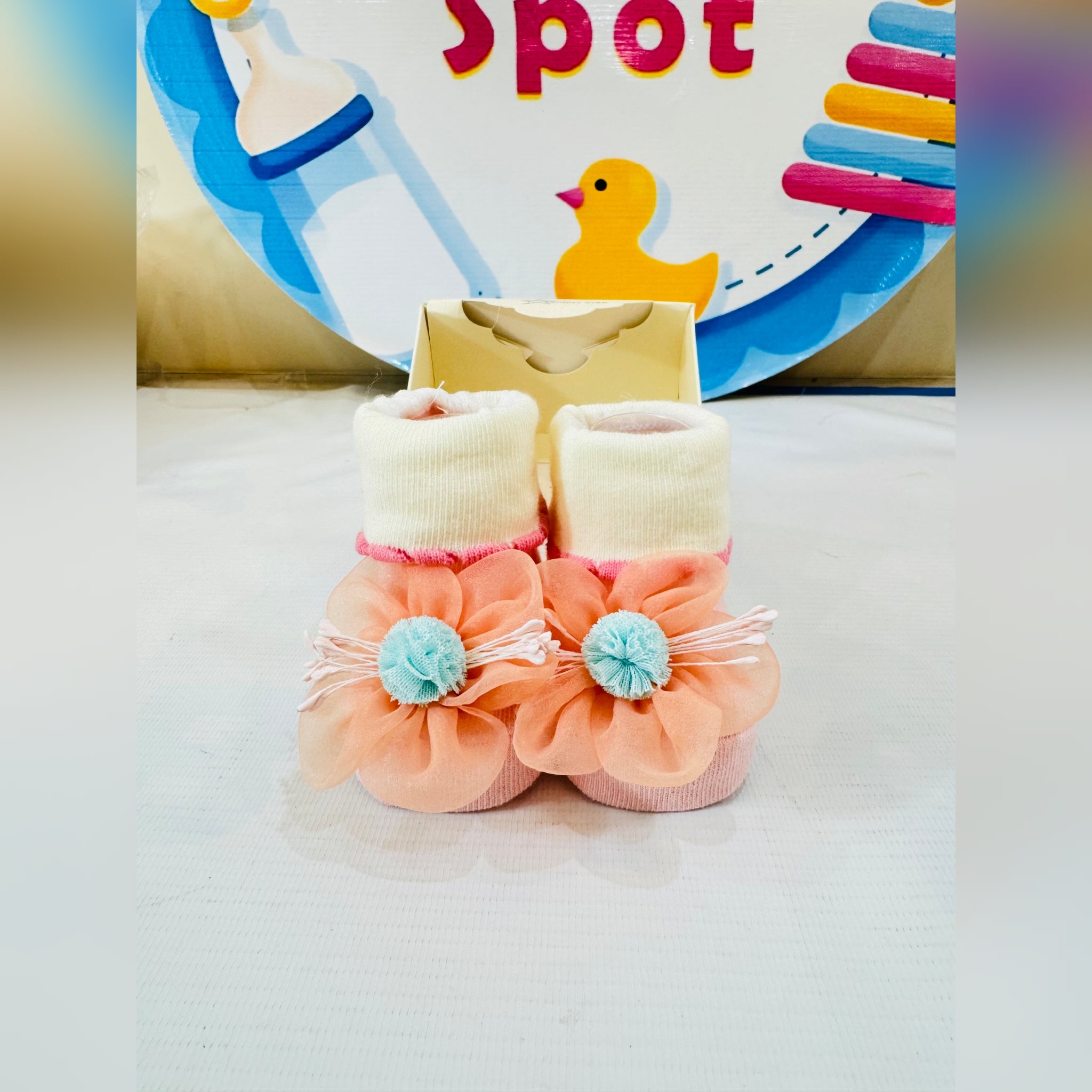 š¶ Imported Baby Fancy Booties Collection ā keep those tiny feet stylish and comfy!
šØ Available in beautiful colors with adorable floral accents.
⨠Size range: 0-12 months, perfect for newborns and infants.