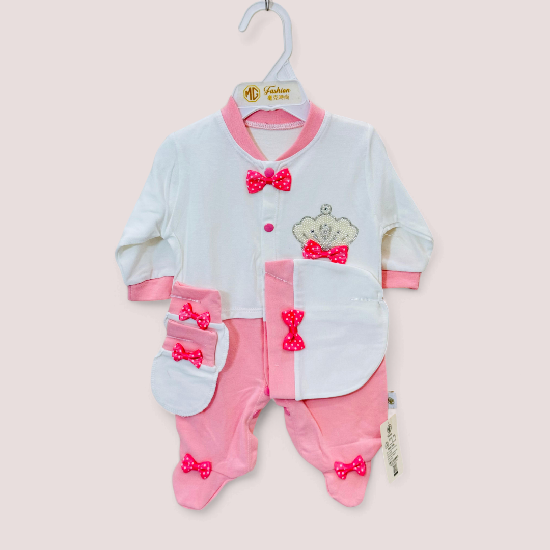 👑 Premium Baby Crown-Themed Romper Set
Dress your little royal in comfort & style with our luxury romper set! Made from ultra-soft, breathable fabric, perfect for newborns & infants.
✨ What’s Included?
✔ 3-Piece Set – Romper, matching cap & mittens
✔ Royal Crown Design – Stylish & adorable
✔ Soft & Skin-Friendly – Premium quality fabric
✔ Available in 3 Beautiful Colors
✔ Perfect Gift for Baby Showers & Newborns
🚚 Delivery: 2-5 days nationwide
📞 Order Now: 03117399001 | babyspotofficial.pk