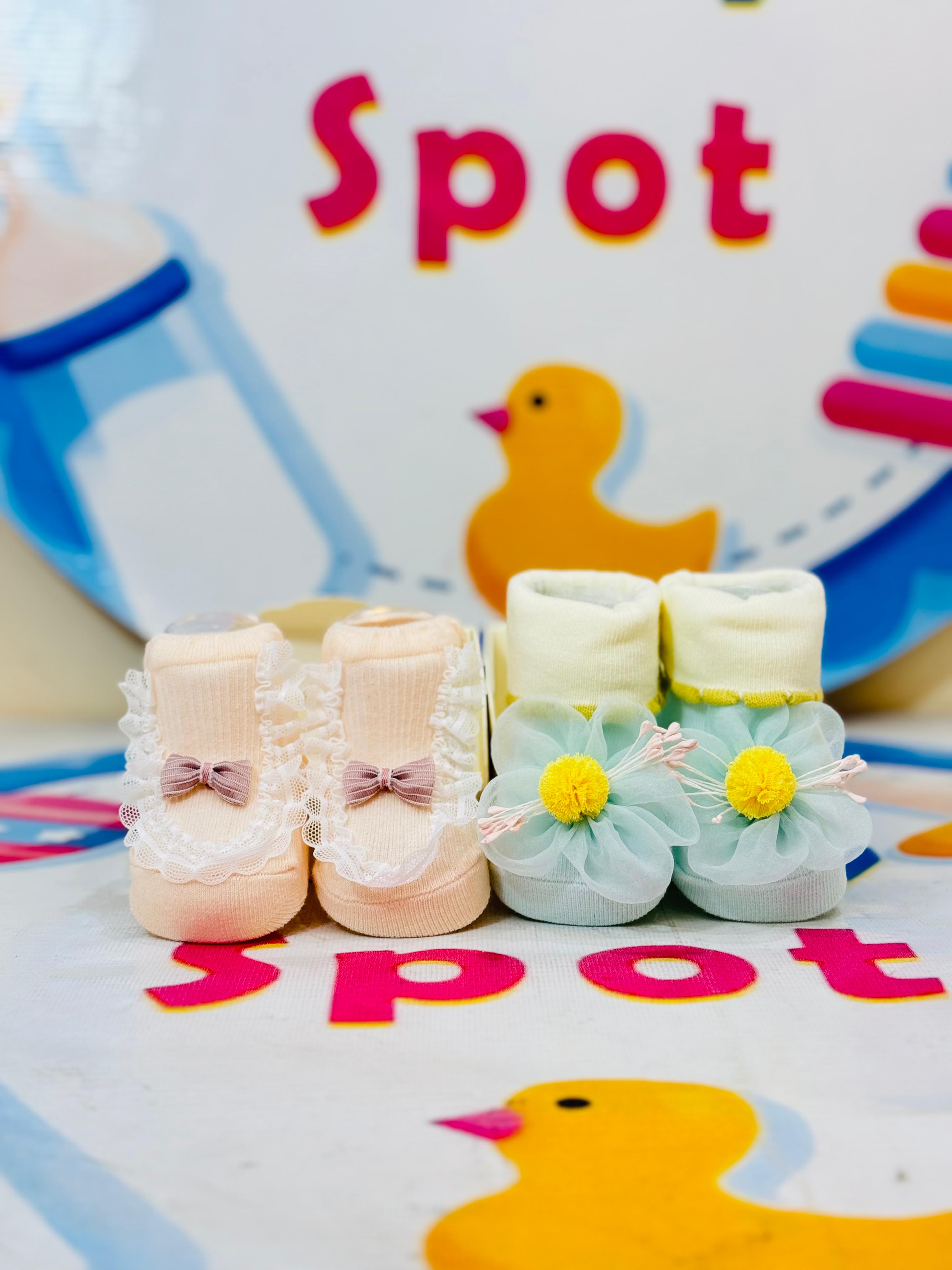Branded Premium Range Baby Pack of 2 Socks Booties Pack
🍼 Adorable & Comfortable: A pack of 2 premium socks booties designed to keep your baby’s tiny feet warm and cozy.
👶 Size Range: Perfect fit for newborns and infants, suitable for ages 0-9 months.
🎨 Charming Designs: Available in cute patterns and soft colors that complement any baby outfit.
🌟 Soft & Skin-Friendly: Made with premium-quality materials to ensure comfort for delicate baby skin.
💰 Affordable Luxury: Get this delightful pack for ju