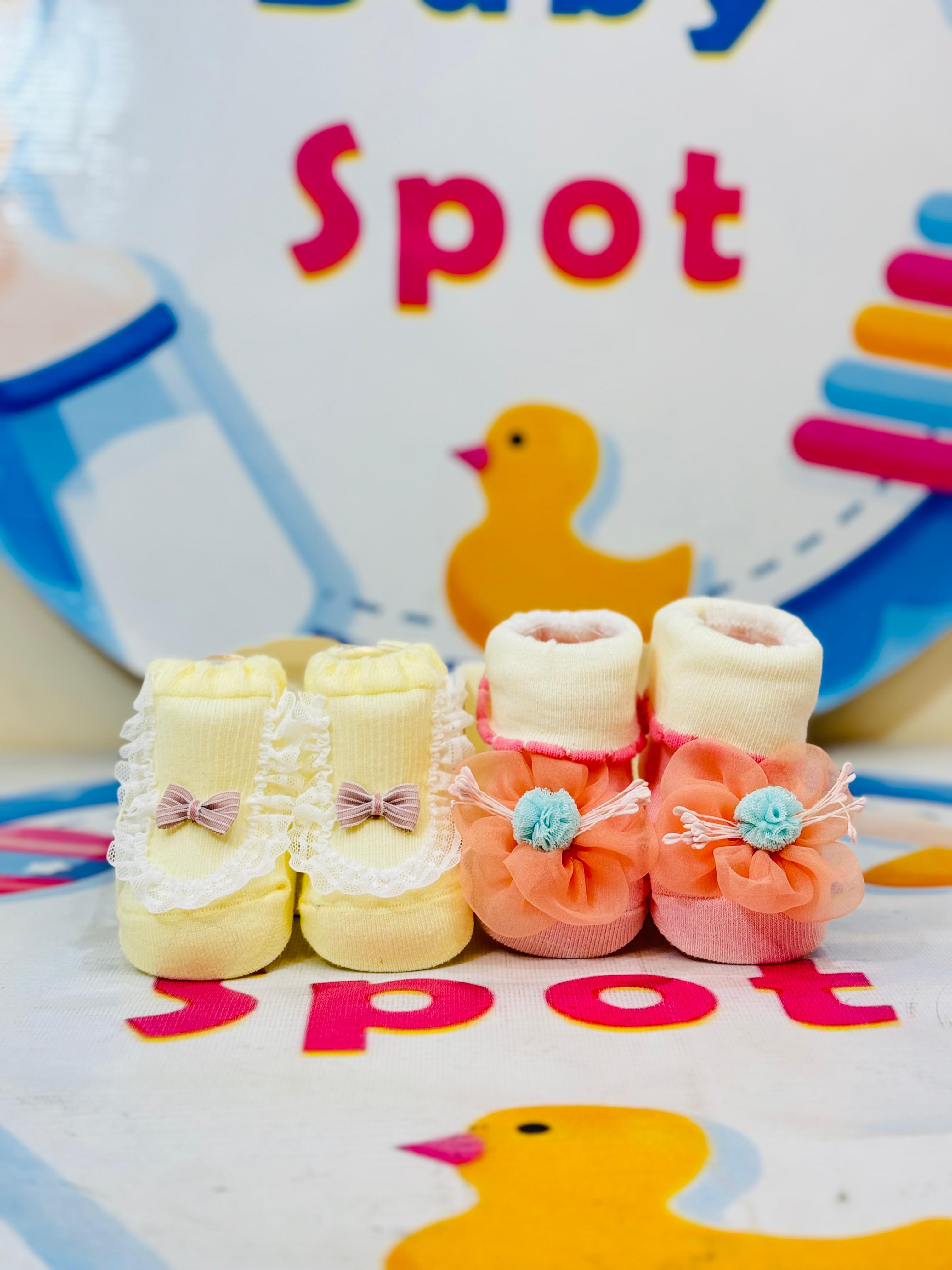 Branded Premium Range Baby Pack of 2 Socks Booties Pack
πΌ Adorable & Comfortable: A pack of 2 premium socks booties designed to keep your babyβs tiny feet warm and cozy.
πΆ Size Range: Perfect fit for newborns and infants, suitable for ages 0-9 months.
π¨ Charming Designs: Available in cute patterns and soft colors that complement any baby outfit.
π Soft & Skin-Friendly: Made with premium-quality materials to ensure comfort for delicate baby skin.
π° Affordable Luxury: Get this delightful pack for ju