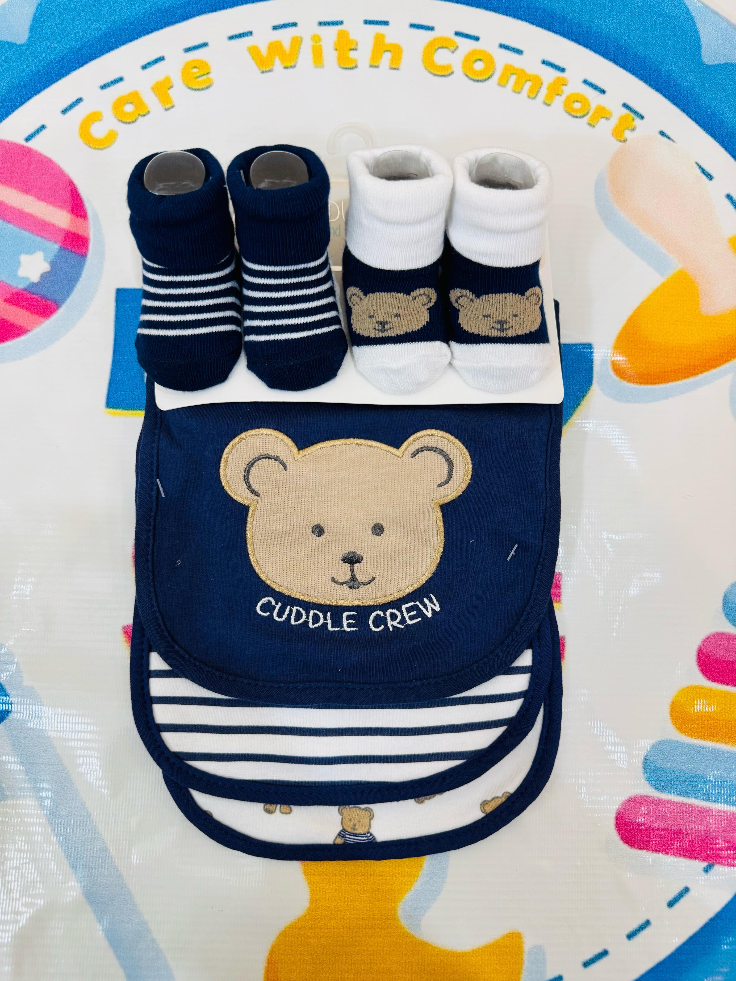 Hudson Branded Premium Range Baby Pack of 3 Bibs + 2 Socks Booties Pack
🍼 Complete Baby Care Set: Includes 3 premium-quality bibs and 2 soft socks booties, perfect for your little one’s daily essentials.
🎨 Adorable Designs: Features stylish patterns and vibrant colors that complement your baby’s outfits.
🌟 Comfortable & Gentle Fabric: Made with soft, skin-friendly material to keep your baby comfortable all day.
👶 Practical & Durable: Easy to clean and designed for long-lasting use, ideal for both fe