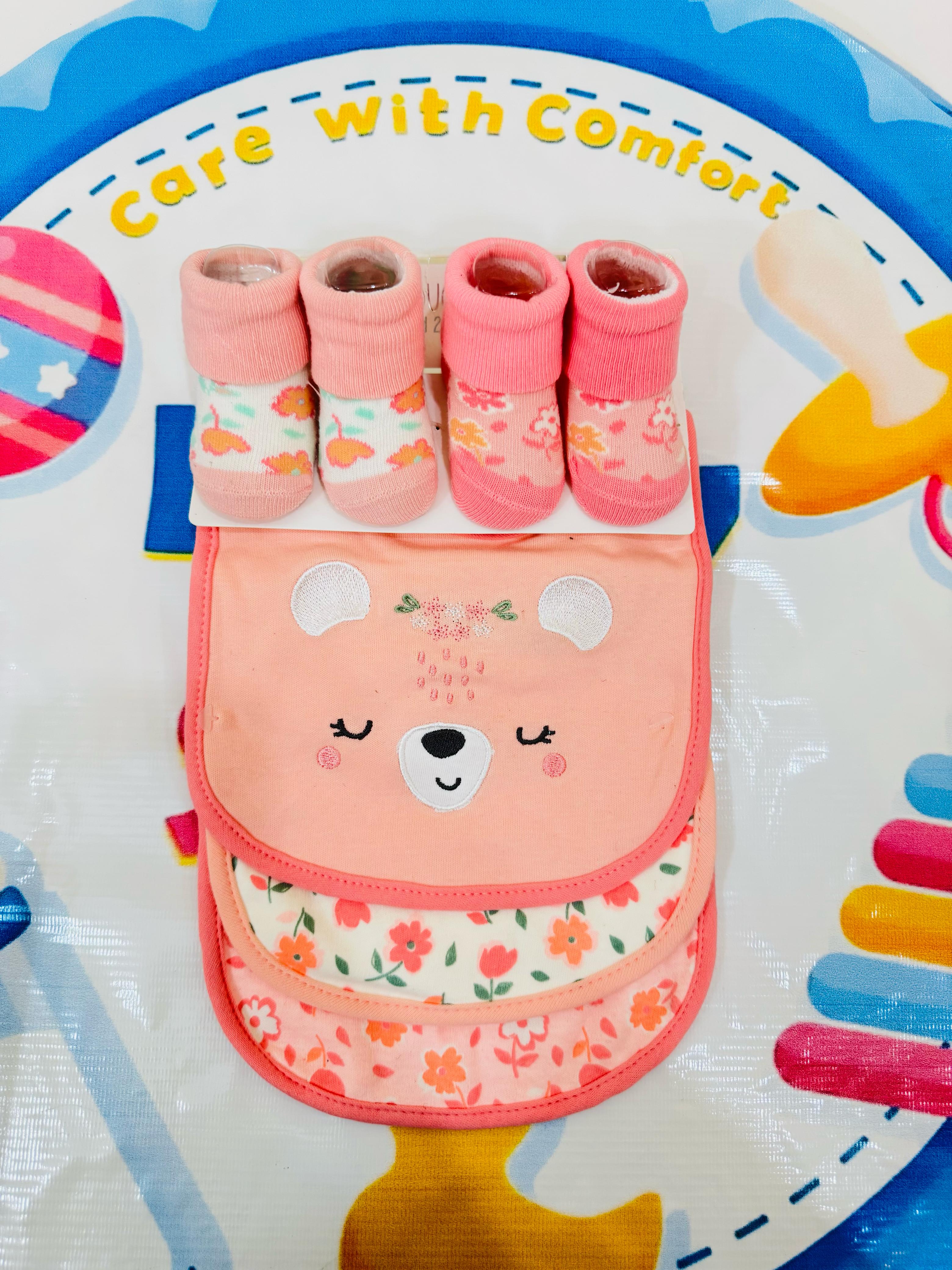 Hudson Branded Premium Range Baby Pack of 3 Bibs + 2 Socks Booties Pack
🍼 Complete Baby Care Set: Includes 3 premium-quality bibs and 2 soft socks booties, perfect for your little one’s daily essentials.
🎨 Adorable Designs: Features stylish patterns and vibrant colors that complement your baby’s outfits.
🌟 Comfortable & Gentle Fabric: Made with soft, skin-friendly material to keep your baby comfortable all day.
👶 Practical & Durable: Easy to clean and designed for long-lasting use, ideal for both fe