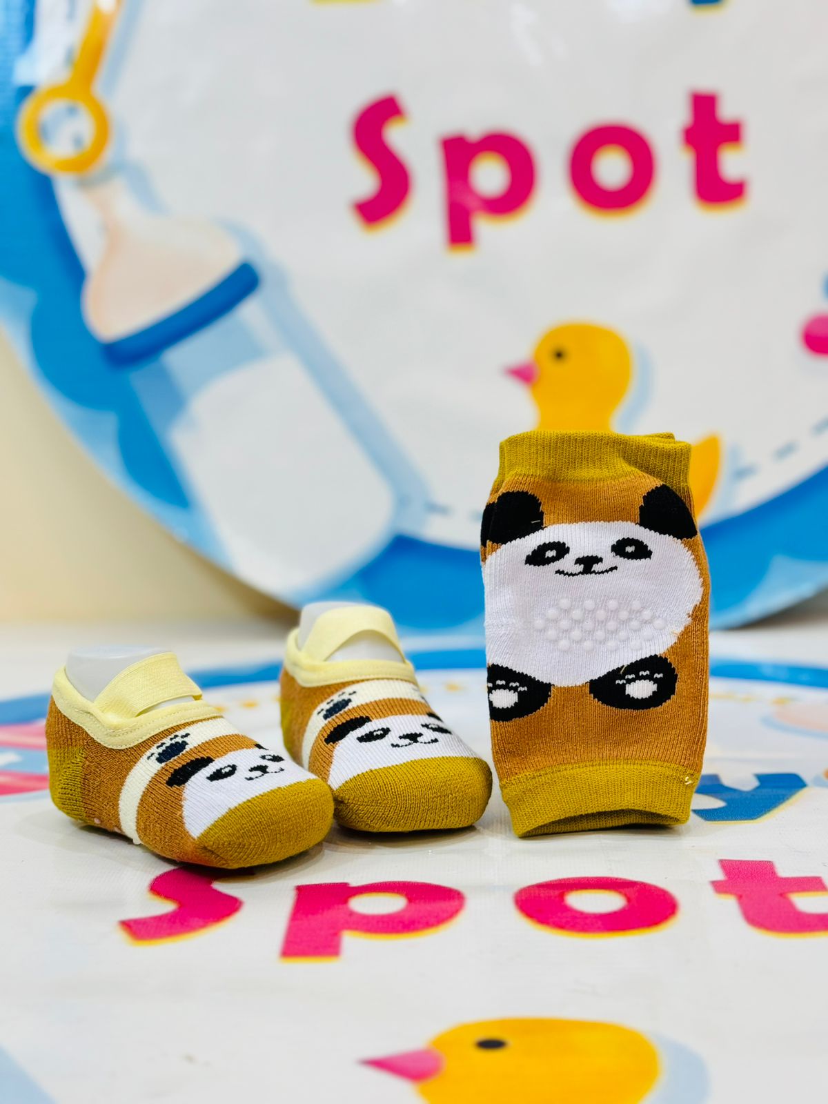 Imported Baby Knee Pads + Anti-Slip Socks Combo Collection β Comfort & Safety in One Cute Set
Give your baby the perfect combo of protection and style with our Imported Baby Knee Pads + Matching Anti-Slip Socks Collection β specially curated for active little explorers! Whether your baby is crawling, cruising, or taking first steps, this set is a must-have for every newborn wardrobe.
This combo not only keeps those tiny knees safe but also ensures a strong grip on slippery floors, making it perfect