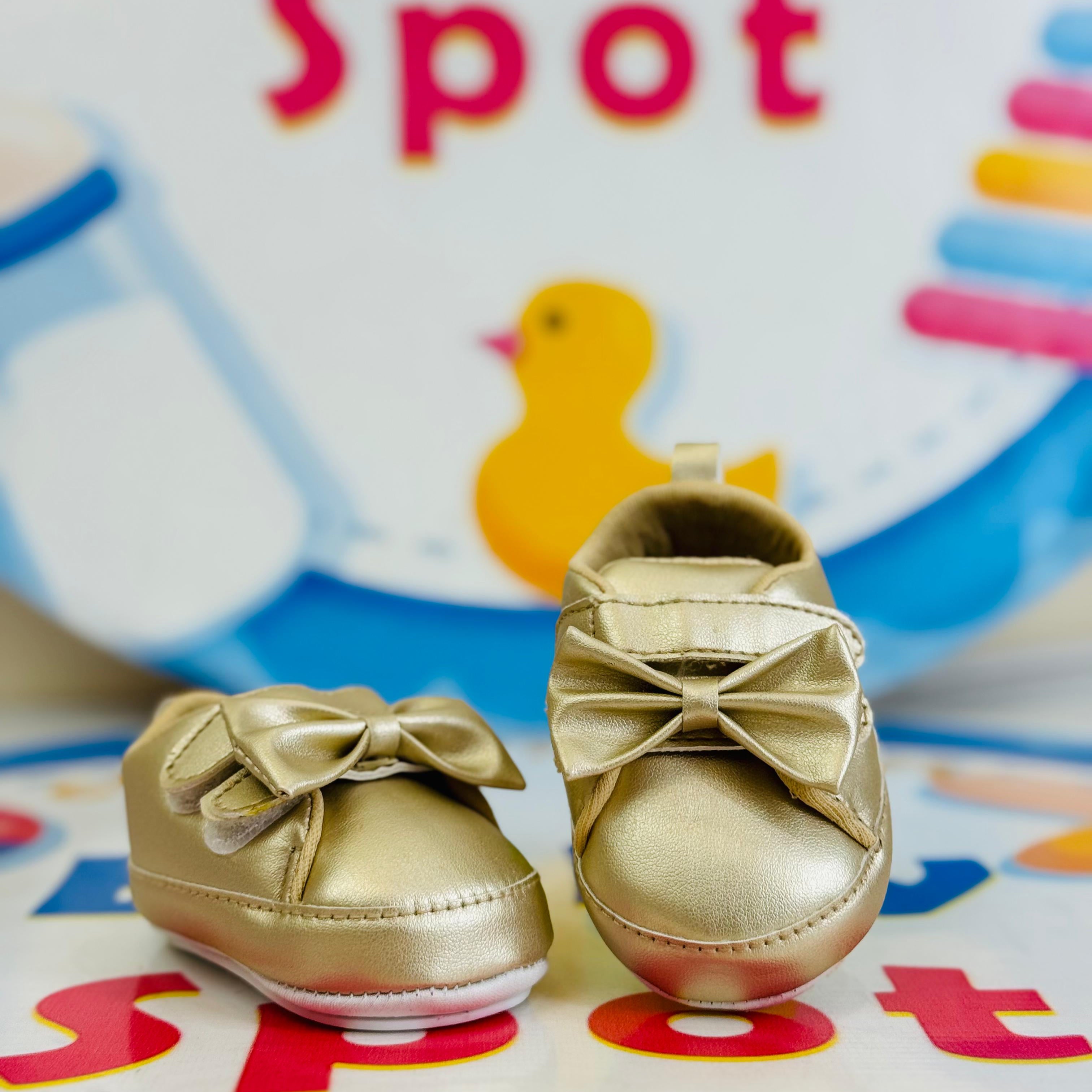👶✨ Imported Baby Shoes – Joggers & Booties Style ✨🍼
Style meets comfort for your little one’s first steps! These premium baby shoes are designed to keep your baby’s feet cozy, safe & fashionable. 💖

🔹 Key Features:
• 👟 Stylish Joggers & Cute Booties – trendy designs for everyday wear
• 🌟 Imported Quality – soft, durable & gentle on baby skin
• 📏 Sizes: 0-3, 3-6 & 6-9 Months – perfect fit for growing feet
• 👶 Baby-Friendly Comfort – lightweight & flexible sole for easy movement
• 🎁 Ideal for Newborn