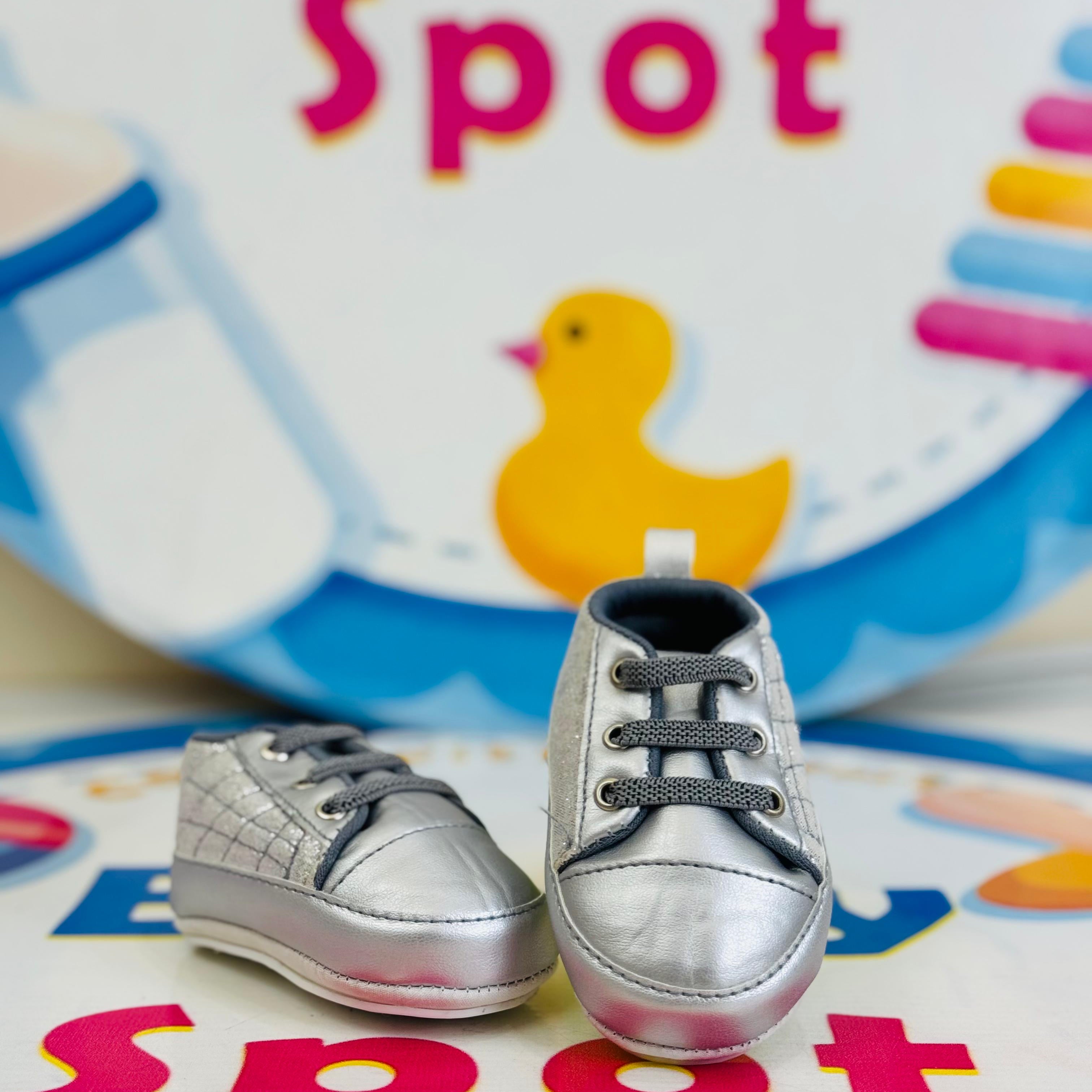 👶✨ Imported Baby Shoes – Joggers & Booties Style ✨🍼
Style meets comfort for your little one’s first steps! These premium baby shoes are designed to keep your baby’s feet cozy, safe & fashionable. 💖

🔹 Key Features:
• 👟 Stylish Joggers & Cute Booties – trendy designs for everyday wear
• 🌟 Imported Quality – soft, durable & gentle on baby skin
• 📏 Sizes: 0-3, 3-6 & 6-9 Months – perfect fit for growing feet
• 👶 Baby-Friendly Comfort – lightweight & flexible sole for easy movement
• 🎁 Ideal for Newborn