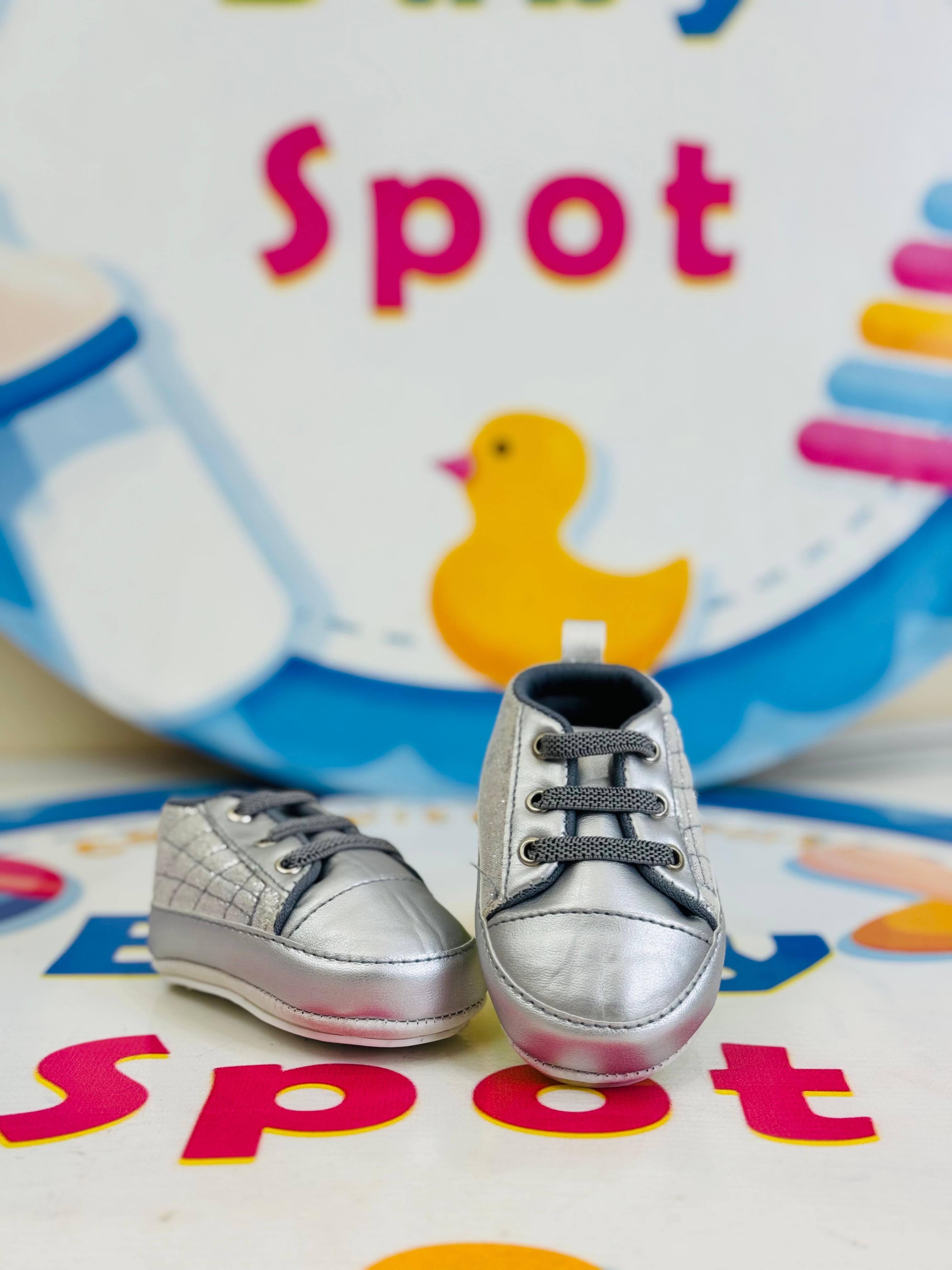 👶✨ Imported Baby Shoes – Joggers & Booties Style ✨🍼
Style meets comfort for your little one’s first steps! These premium baby shoes are designed to keep your baby’s feet cozy, safe & fashionable. 💖

🔹 Key Features:
• 👟 Stylish Joggers & Cute Booties – trendy designs for everyday wear
• 🌟 Imported Quality – soft, durable & gentle on baby skin
• 📏 Sizes: 0-3, 3-6 & 6-9 Months – perfect fit for growing feet
• 👶 Baby-Friendly Comfort – lightweight & flexible sole for easy movement
• 🎁 Ideal for Newborn