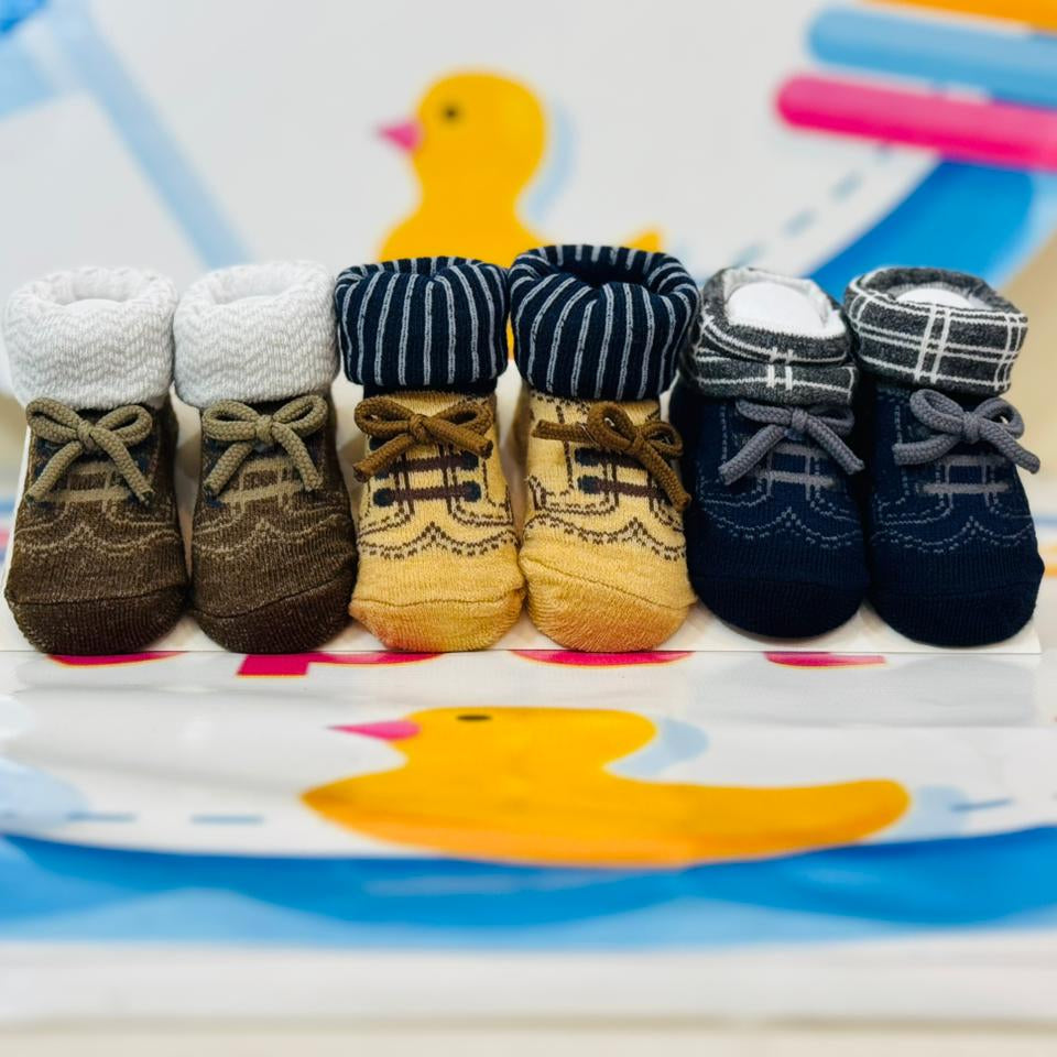 🧸 Baby Imported Pack of 3 Socks Booties 🧸

Available for both baby girls and boys

Size: 0-9 months, perfect for newborns

Soft, breathable, and premium quality material

Stylish designs that keep little feet warm and cozy

Perfect for daily wear and special occasions

Delivery time: 2-5 days