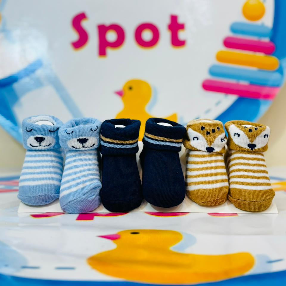 🧸 Baby Imported Pack of 3 Socks Booties 🧸

Available for both baby girls and boys

Size: 0-9 months, perfect for newborns

Soft, breathable, and premium quality material

Stylish designs that keep little feet warm and cozy

Perfect for daily wear and special occasions

Delivery time: 2-5 days